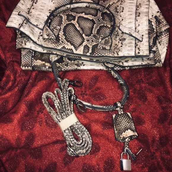 JUST FAB SNAKESKIN PURSE - Picture 5 of 6